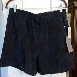 NWT stay cool wrinkle free Navy shorts